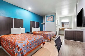Econo Lodge Inn & Suites