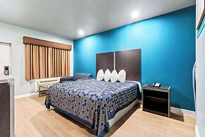 Econo Lodge Inn & Suites