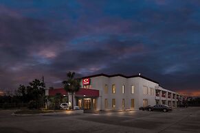 Econo Lodge Inn & Suites