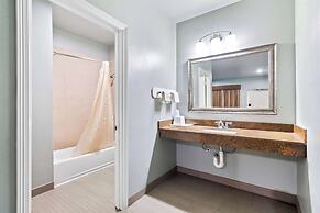 Econo Lodge Inn & Suites