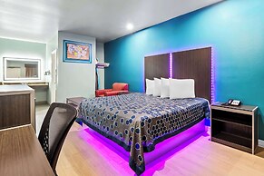Econo Lodge Inn & Suites