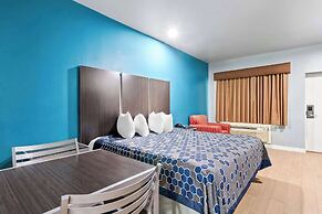 Econo Lodge Inn & Suites