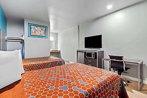 Econo Lodge Inn & Suites