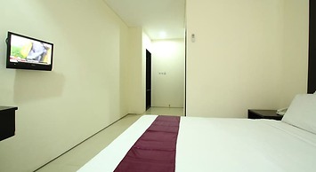 Kuta Airport Insta Hotel