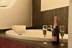 Queen Boutique Suites