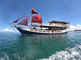 Komodo Cruise Boat