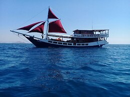 Komodo Cruise Boat