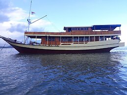 Komodo Cruise Boat