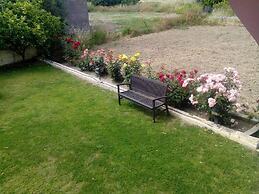 Johnhara Studios & Apartments