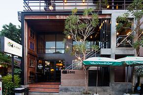 The Arak Bed Bar and Hostel