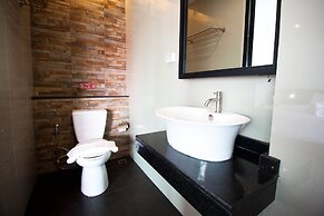 The Arak Bed Bar and Hostel