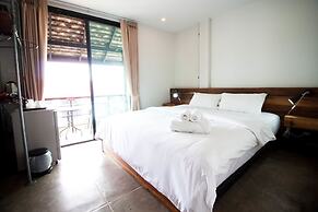 The Arak Bed Bar and Hostel