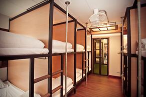 The Arak Bed Bar and Hostel