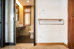 The Arak Bed Bar and Hostel