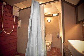 The Arak Bed Bar and Hostel