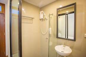 The Arak Bed Bar and Hostel