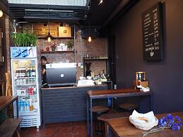 The Arak Bed Bar and Hostel