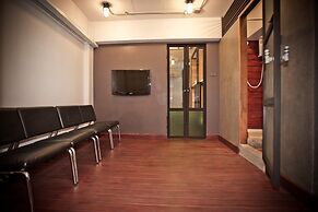 The Arak Bed Bar and Hostel