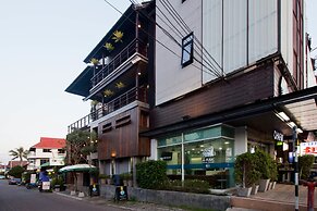 The Arak Bed Bar and Hostel