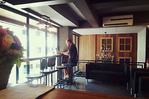 The Arak Bed Bar and Hostel