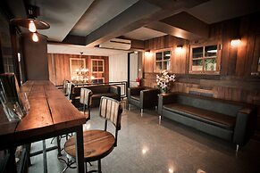 The Arak Bed Bar and Hostel