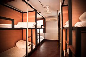 The Arak Bed Bar and Hostel