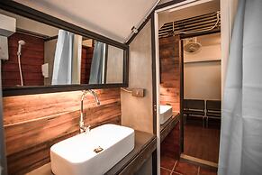 The Arak Bed Bar and Hostel