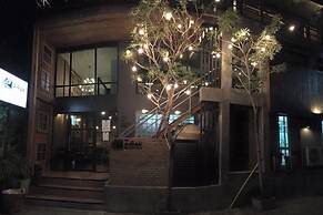 The Arak Bed Bar and Hostel