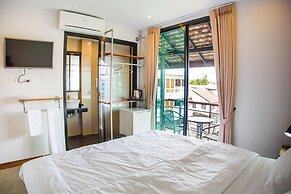 The Arak Bed Bar and Hostel