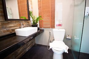 The Arak Bed Bar and Hostel