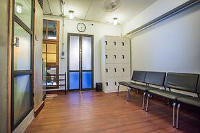 The Arak Bed Bar and Hostel