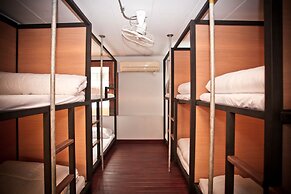 The Arak Bed Bar and Hostel