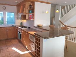 2 Bedroom Townhome 2 Mins. to the Beach