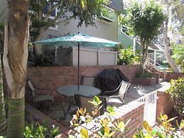 2 Bedroom Townhome 2 Mins. to the Beach