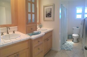 2 Bedroom Townhome 2 Mins. to the Beach