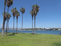 2 Bedroom Townhome 2 Mins. to the Beach