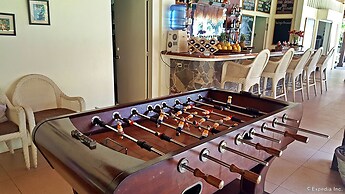 Mike's Dauin Beach Resort