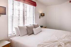 Fino Hotel and Suites