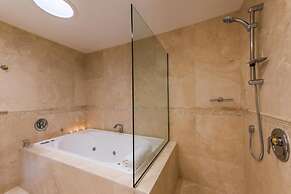 Fino Hotel and Suites