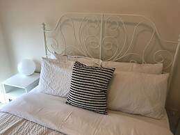 Deluxe Corner Suite - By Elite Suites