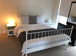 Deluxe Corner Suite - By Elite Suites