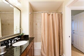 RVH 052 Relax in Centre Court