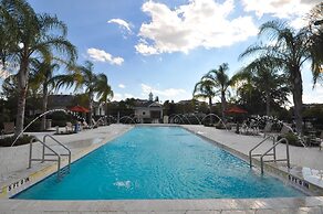 RVH 052 Relax in Centre Court