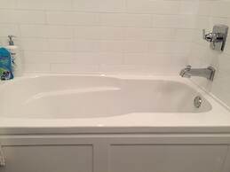 Vancouver Austin Guesthouse