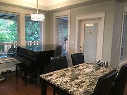 Vancouver Austin Guesthouse