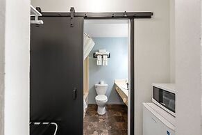 Auberge Shores Inn & Hotel