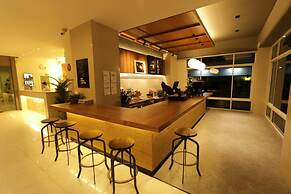 The Royal Bee Apart Hotel