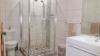 Six Valk Avenue Guest House