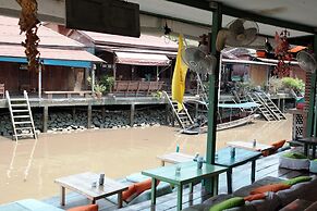 Baanrak Amphawa Homestay