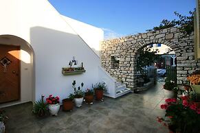 Leonardos Apartments